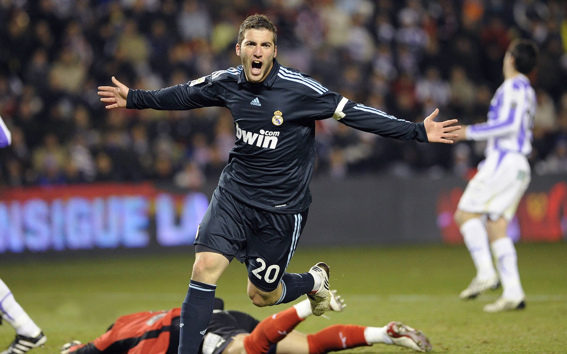 攀登巨岩：登山者的极限挑战，极限攀岩视频